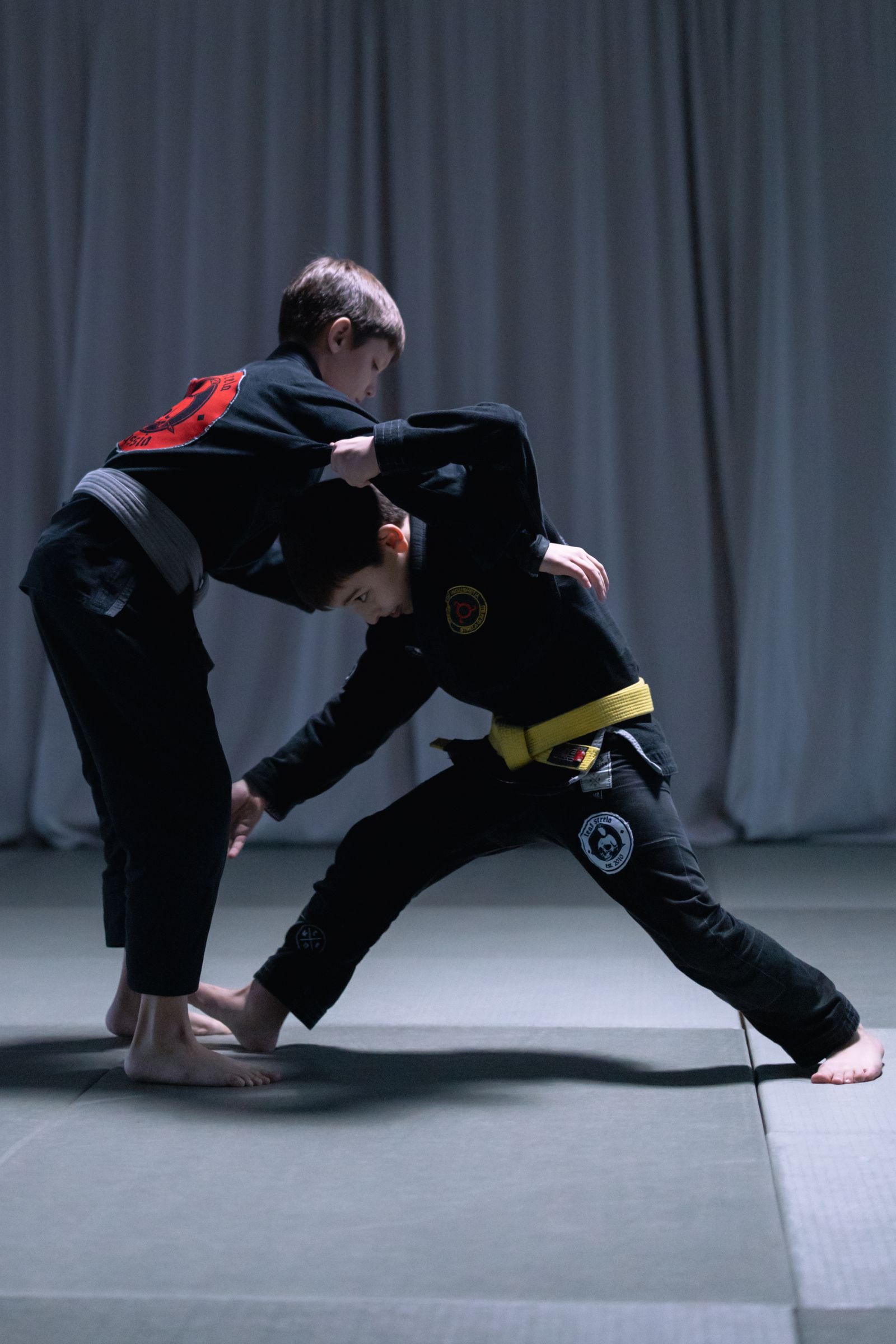 Crianças treinando Jiu-Jítsu em tatame